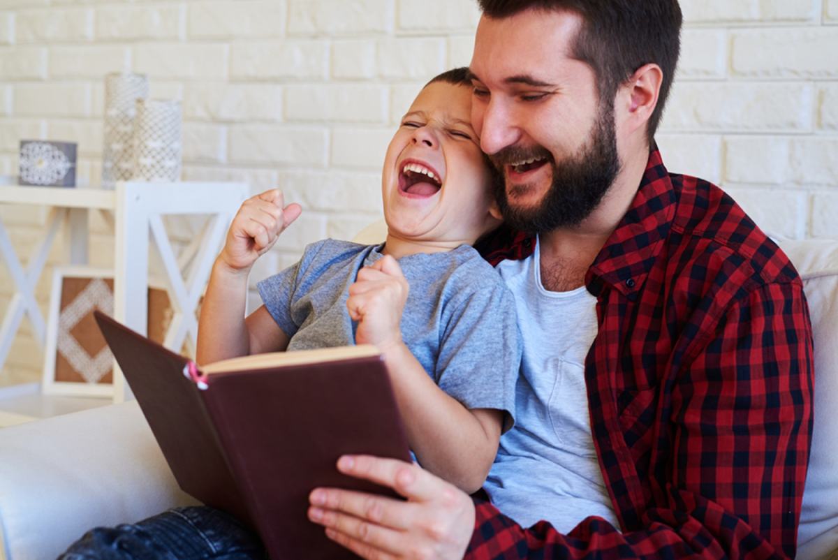 8 Best Gifts for Dads Who Love to Read 
